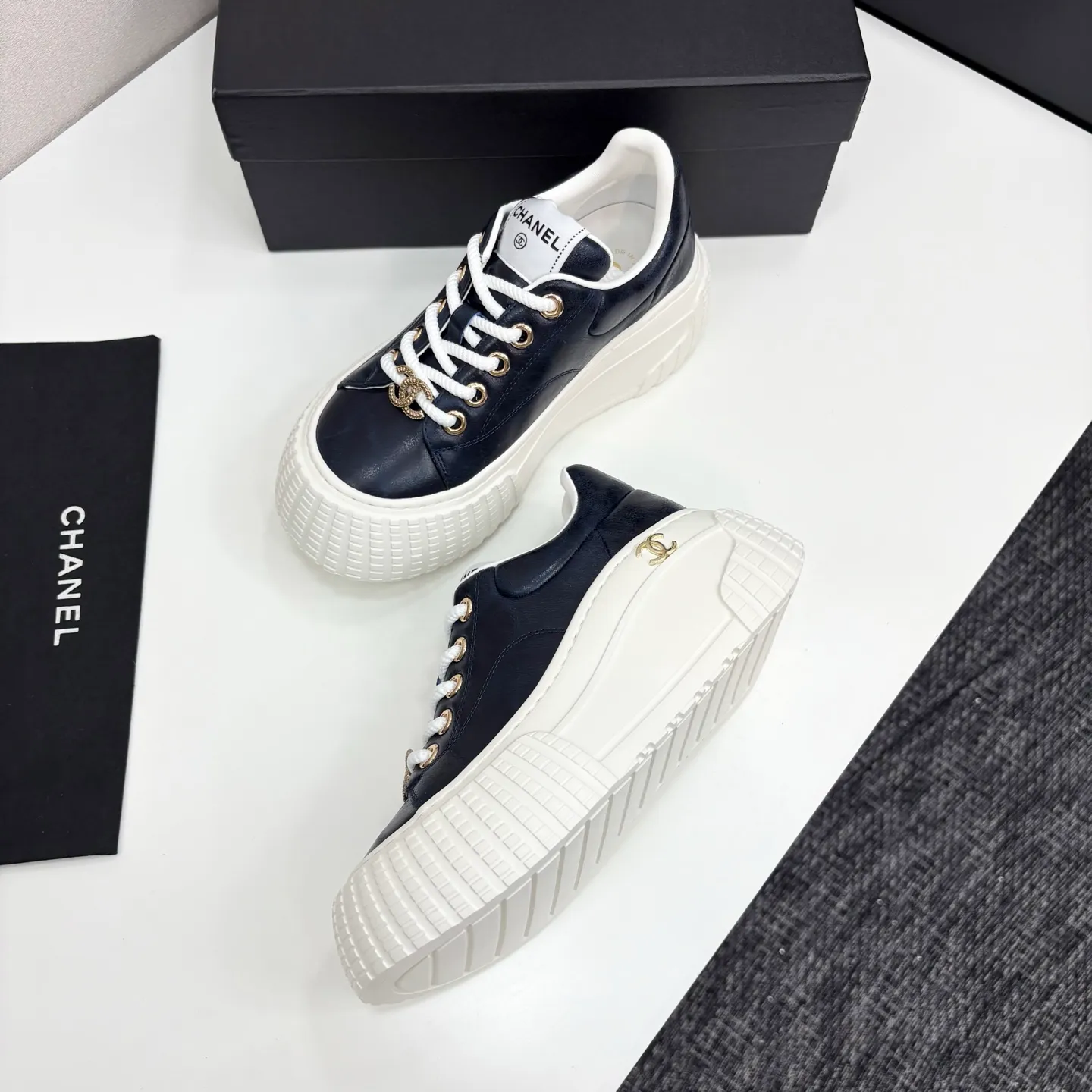 👟👟Ex-factory price 660👟👟 Chanel bread shoes ~ original calfskin panda shoes Chanel 25C latest hot style panda black and white sports shoes casual sneakers Xiaoxiang hot item classic black and white panda color coco girls must pay Fabric: original custom mixed sheepskin lining: original imported breathable mesh lining outsole: Original molded rubber + TPU combination Size: Women's 35-41